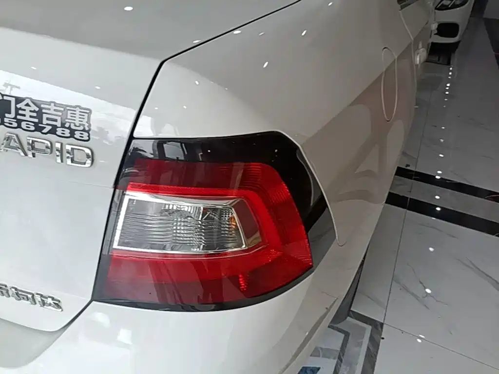 Skoda Rapid — миниатюра 8
