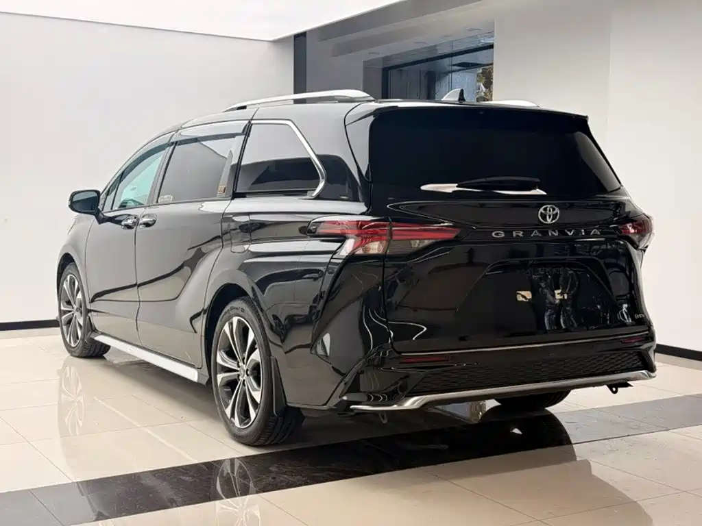 Toyota Granvia — миниатюра 10