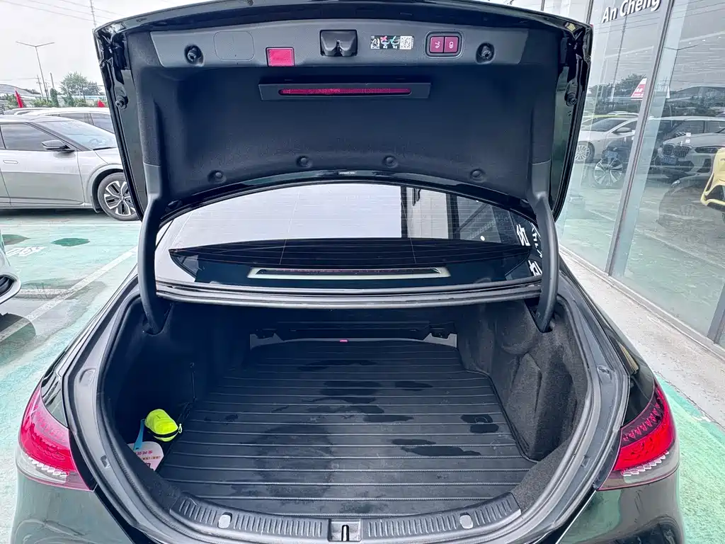Mercedes-Benz E-Class — миниатюра 17