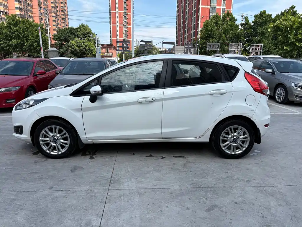 Ford Fiesta 2013 1.5L AT Fashion