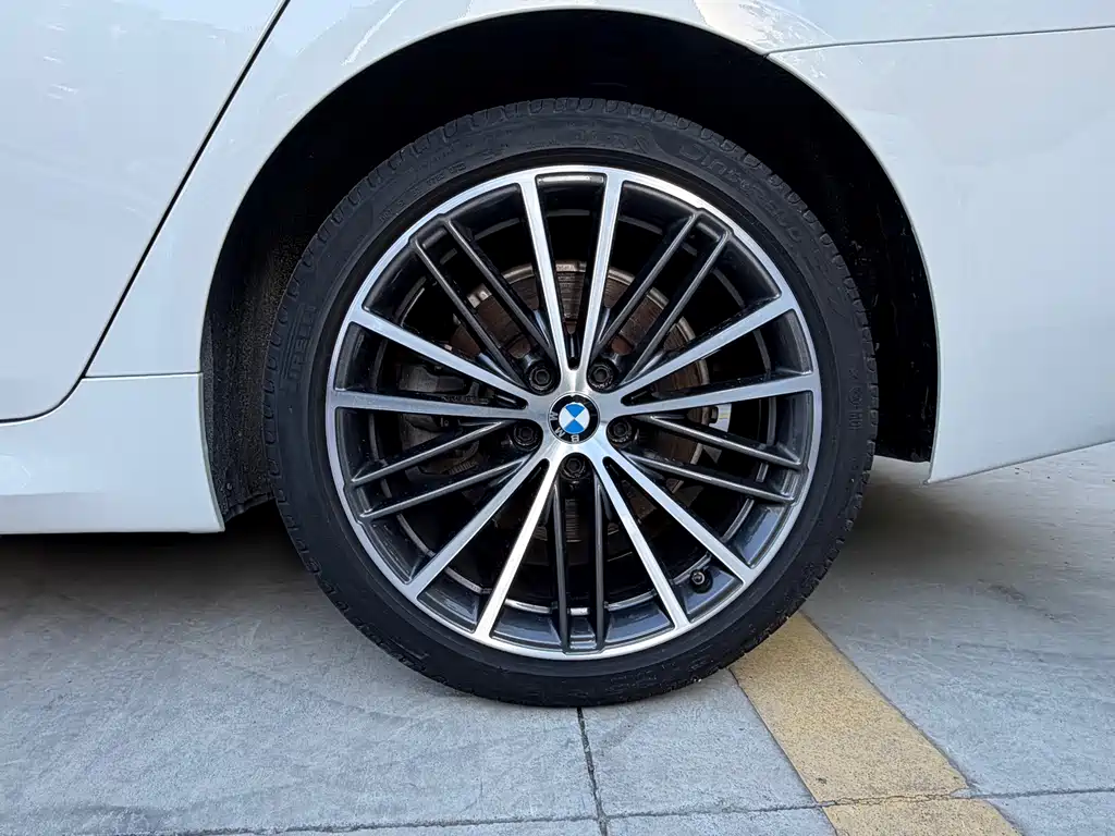 BMW 5 Series 2022 — фото 11