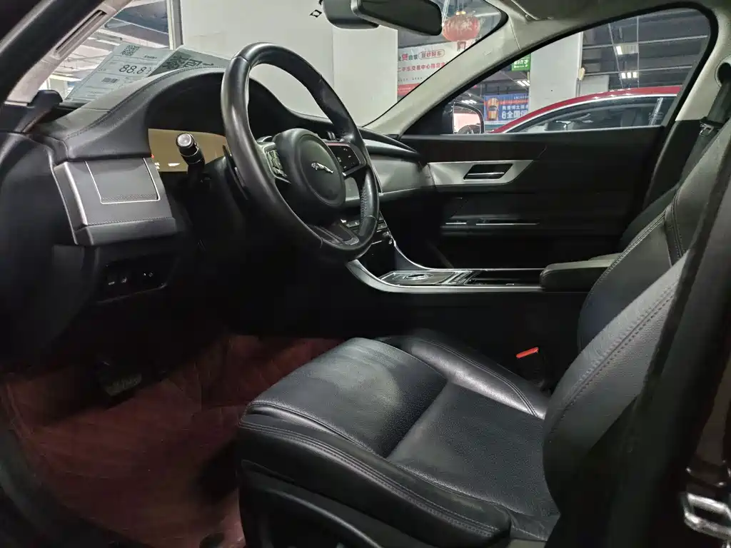 Jaguar XFL — миниатюра 5