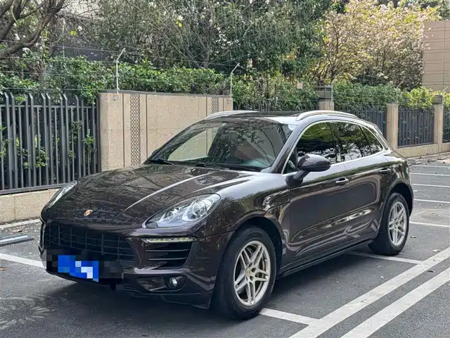 PORSCHE MACAN