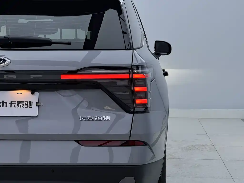 Ford Edge 2023 L 2.0T EcoBoost мест Luxury