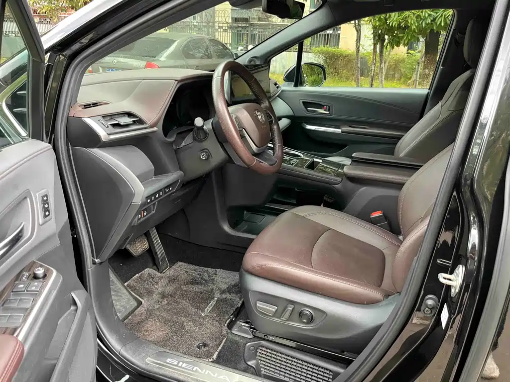 Toyota Sienna — миниатюра 13