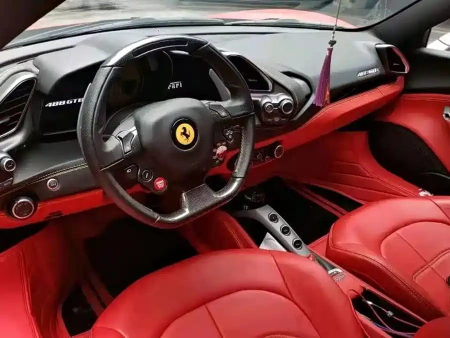 FERRARI 488