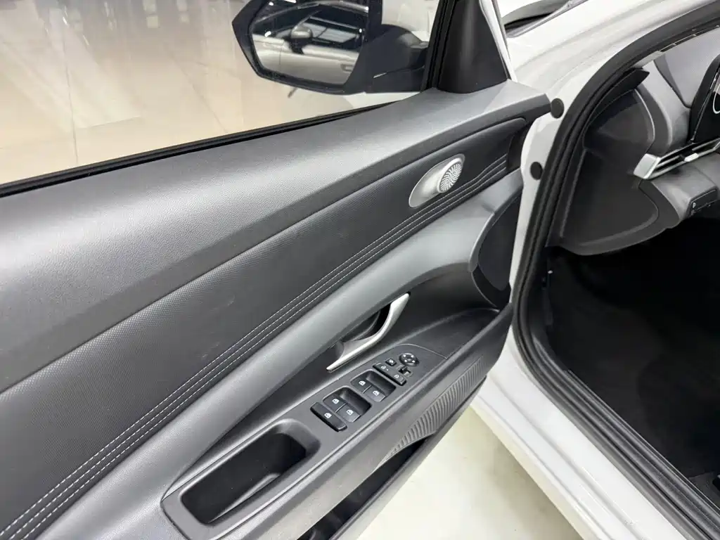 Hyundai Elantra — миниатюра 8