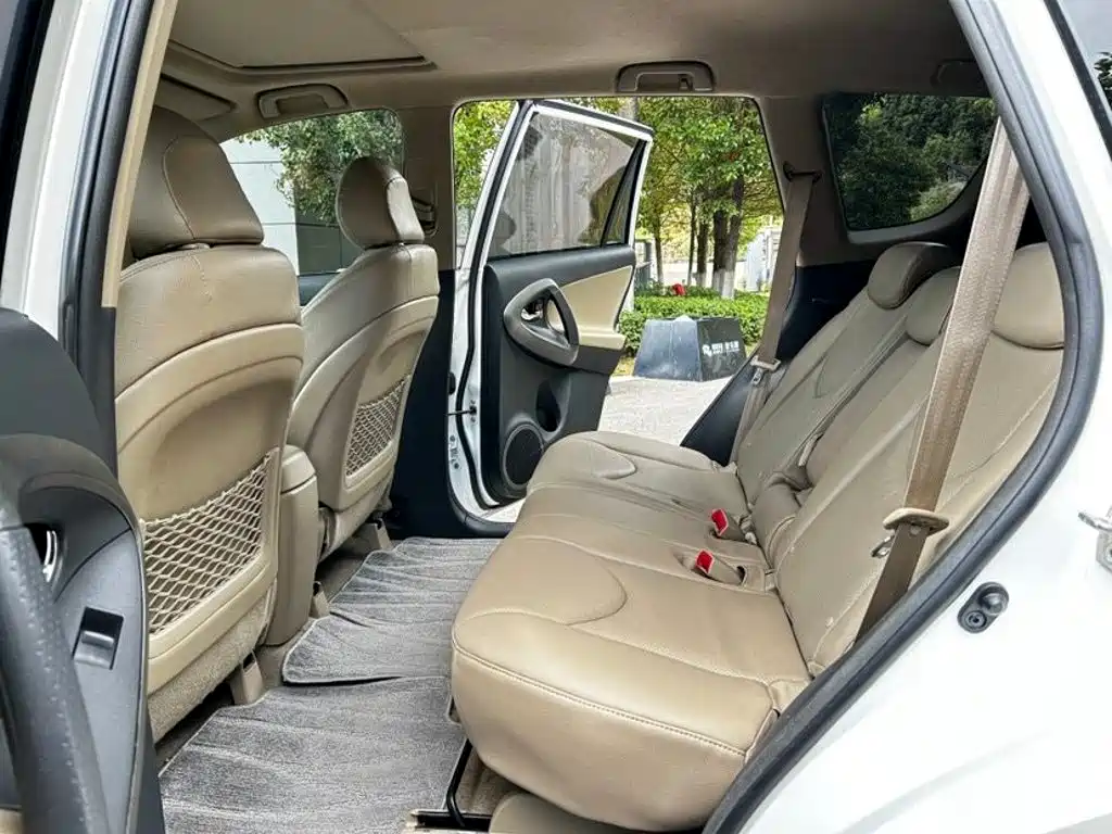 Toyota RAV4 — миниатюра 6