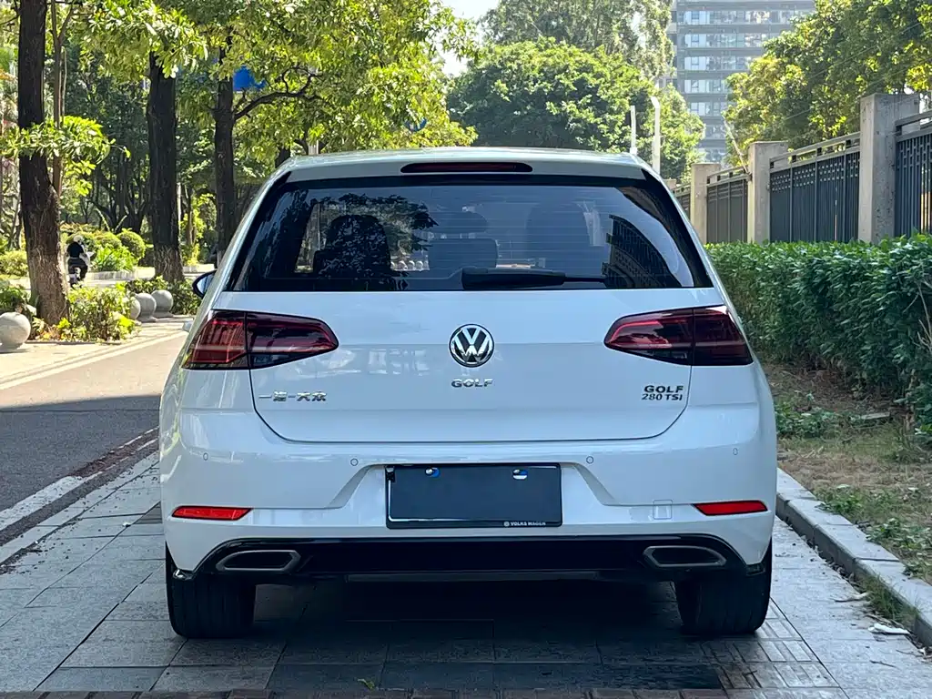 VOLKSWAGEN GOLF