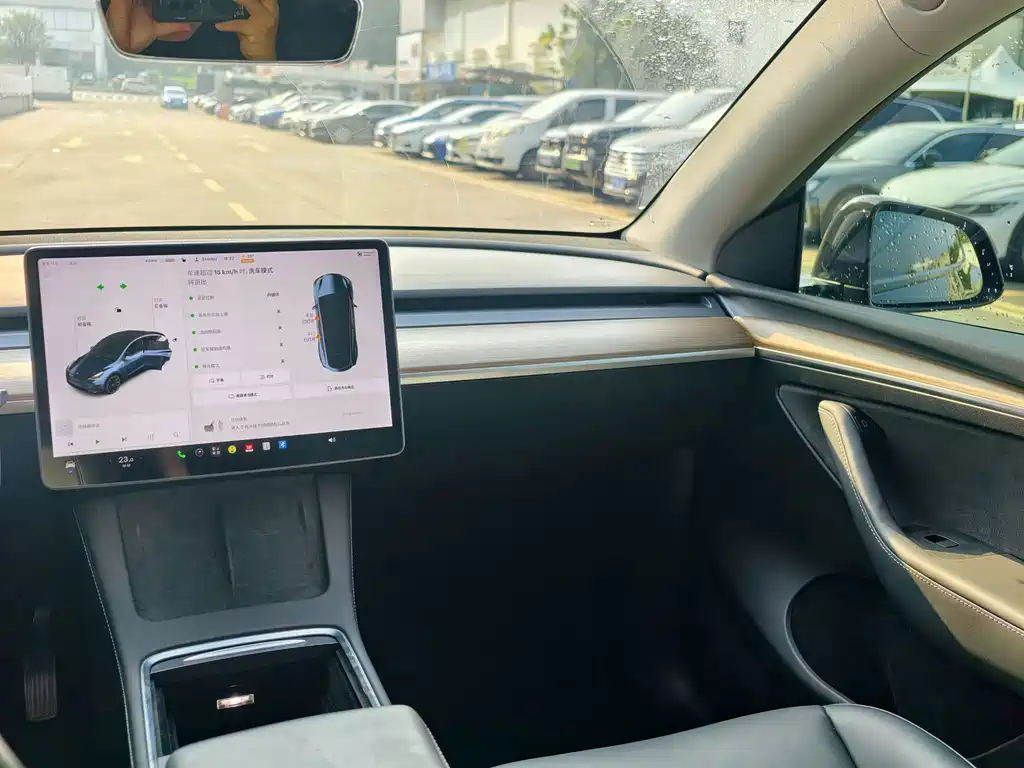 Tesla Model Y — миниатюра 16