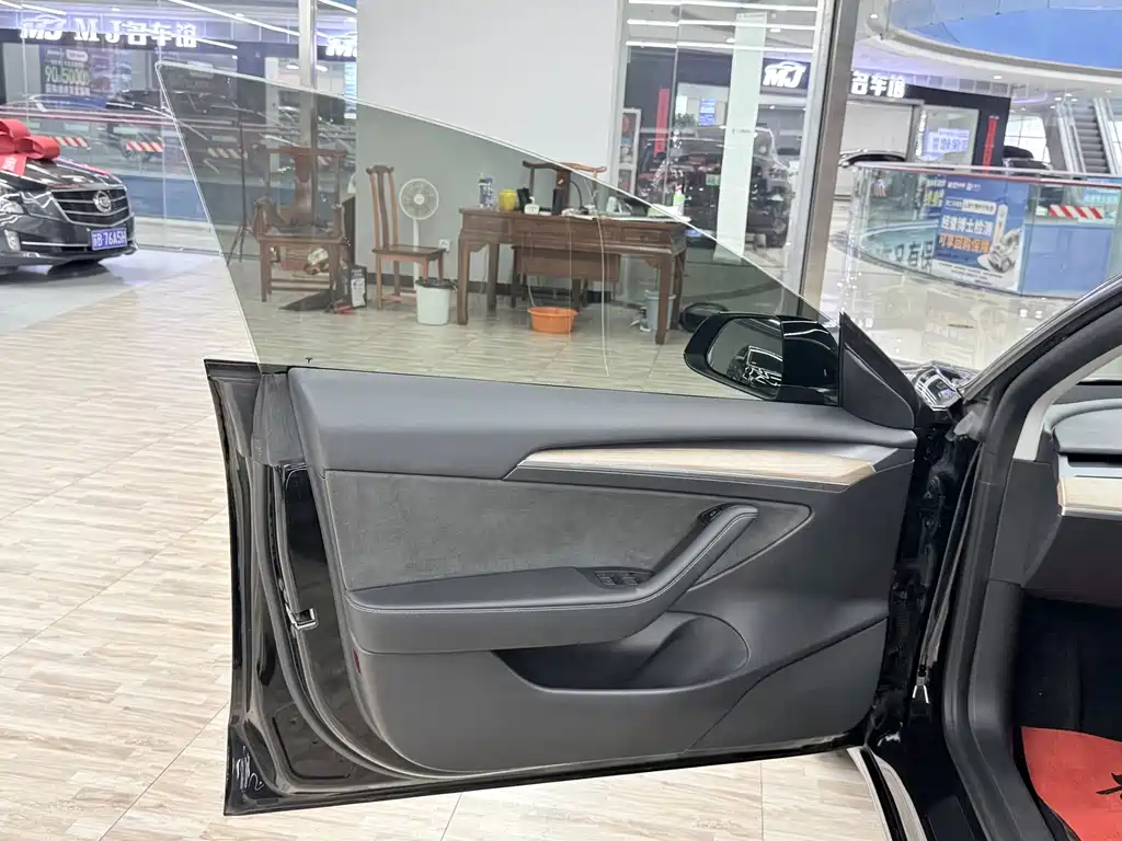 Tesla Model 3 — миниатюра 5
