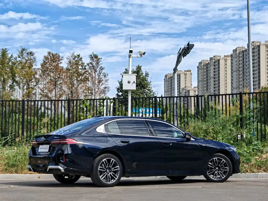 BMW 5 Series — миниатюра 4