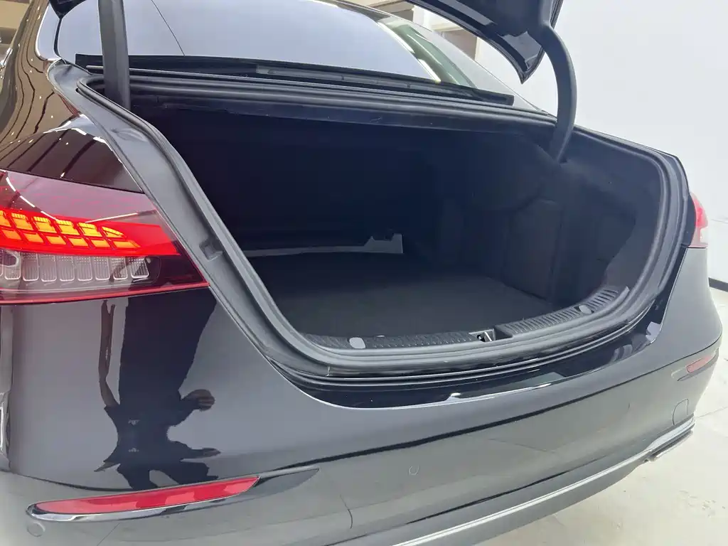 Mercedes-Benz E-Class — миниатюра 18