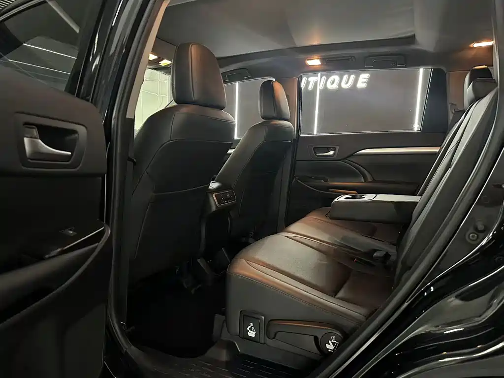 Toyota Highlander 2021 2.0T Luxury 7 мест