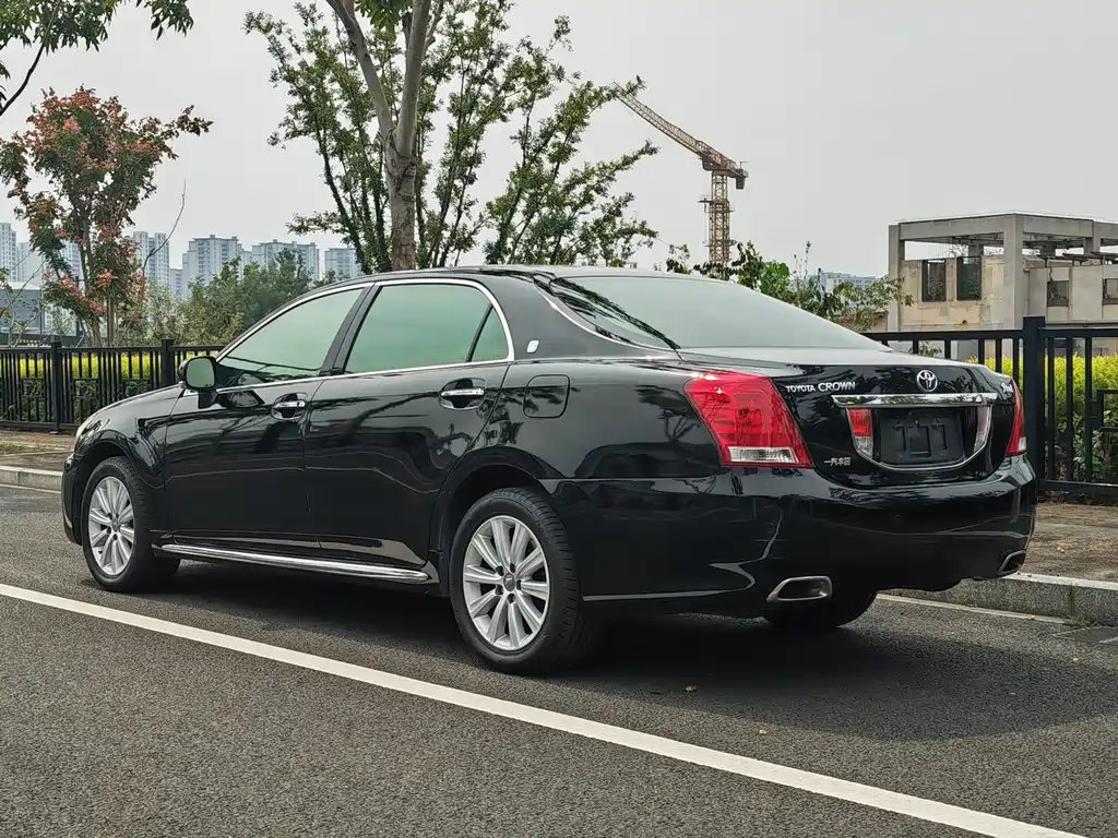Toyota Crown — миниатюра 9