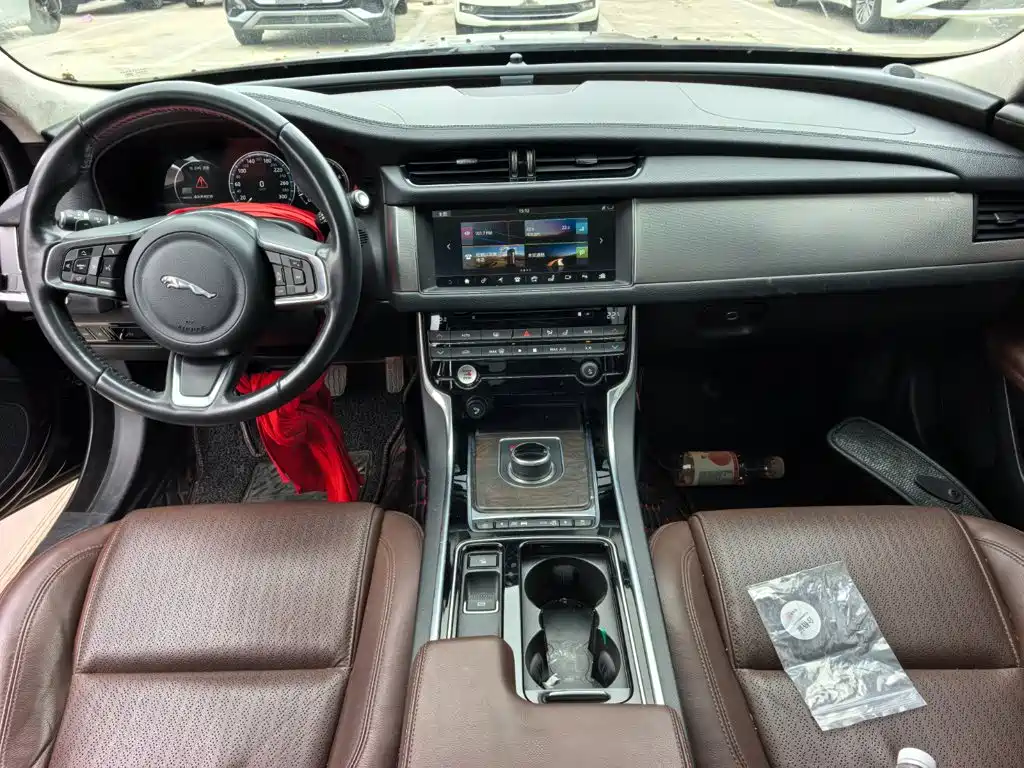 Jaguar XFL — миниатюра 11