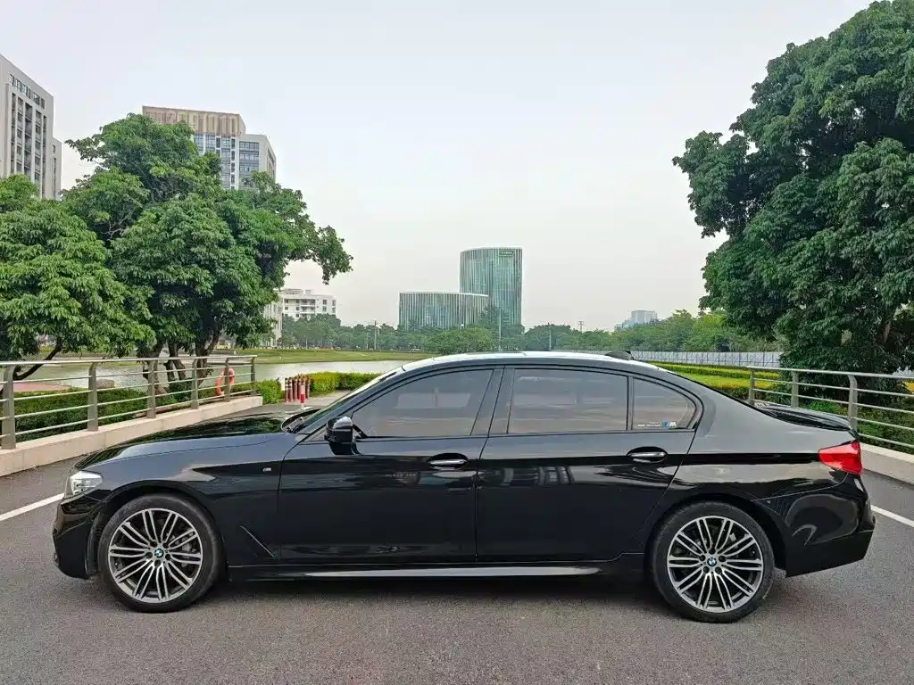 BMW 5 Series — миниатюра 7