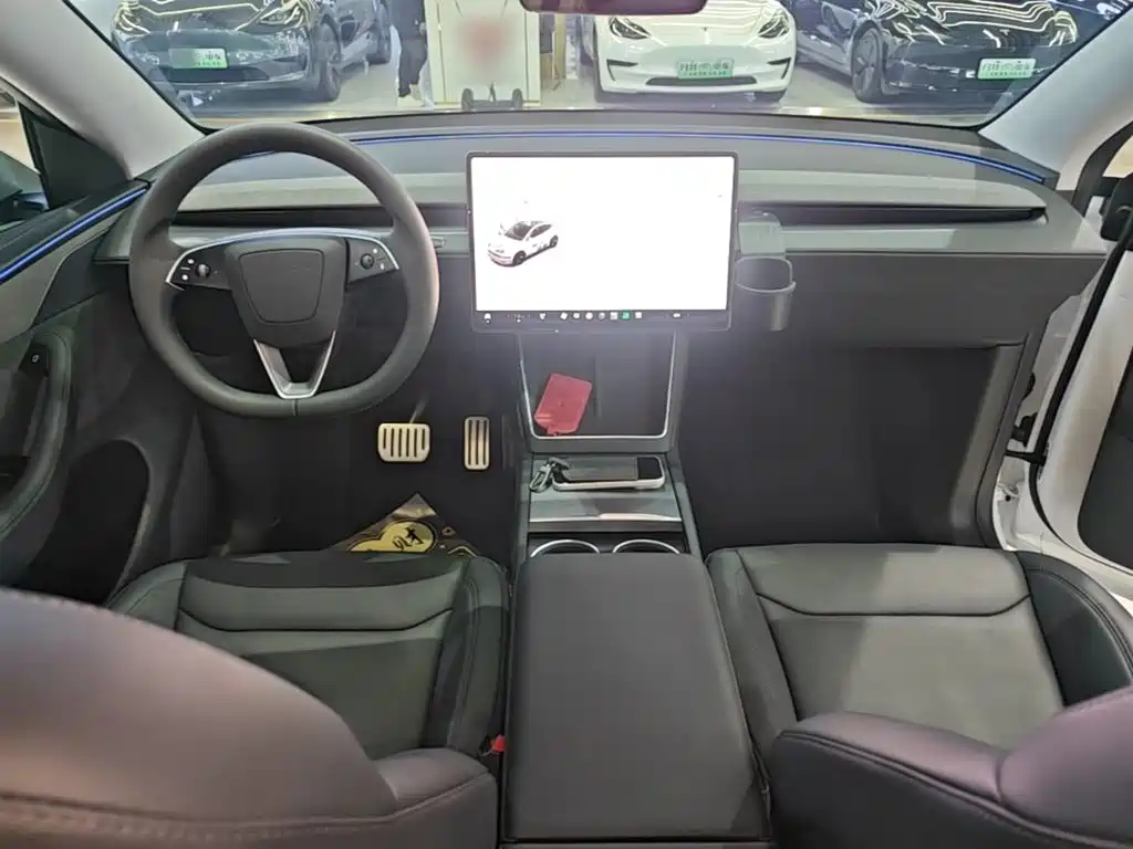 Tesla Model Y — миниатюра 10