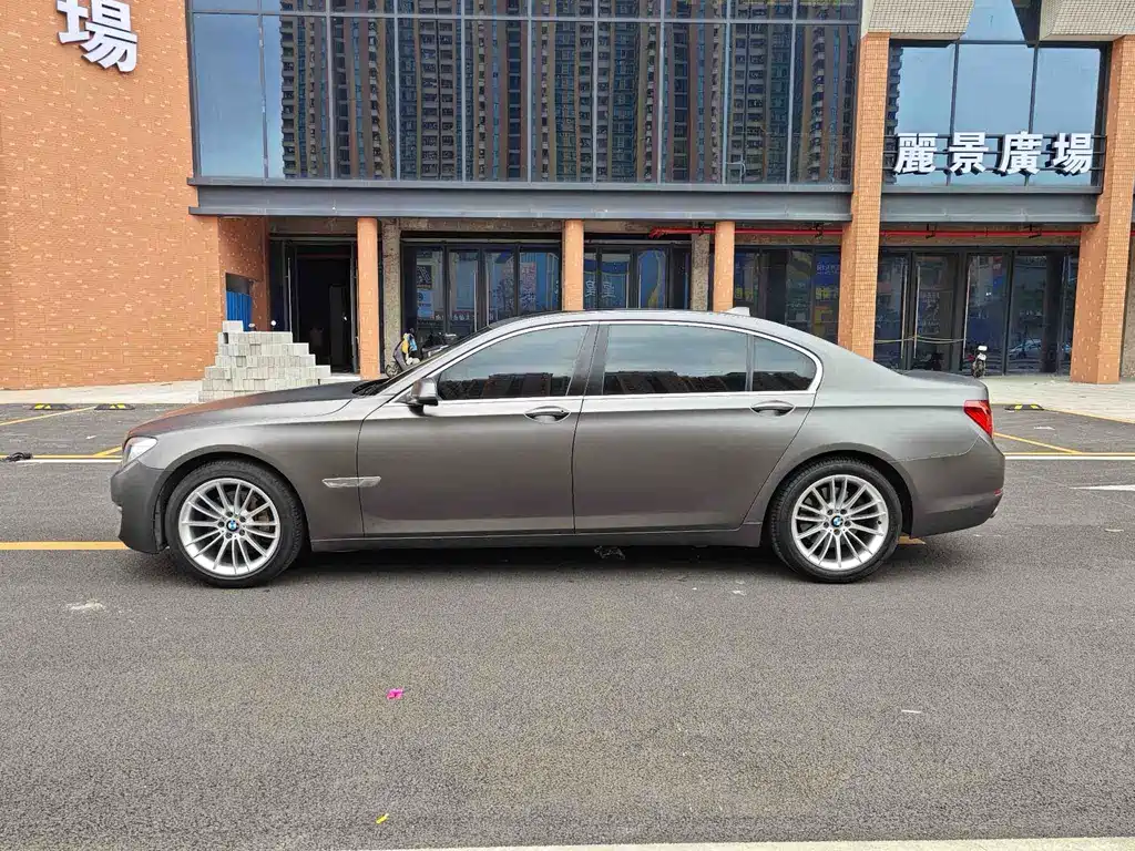 BMW 7 Series — миниатюра 8