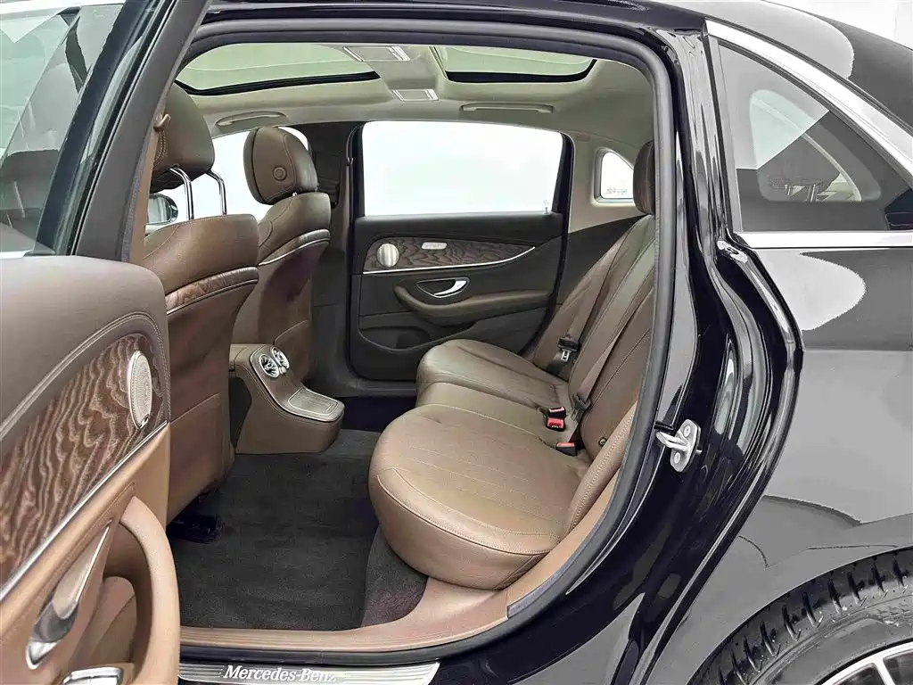 Mercedes-Benz E-Class 2023 — фото 19