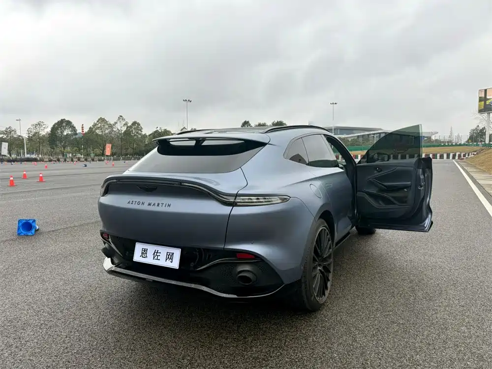 ASTON MARTIN DBX
