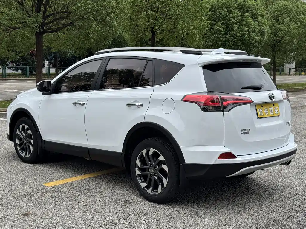 Toyota RAV4 — миниатюра 6