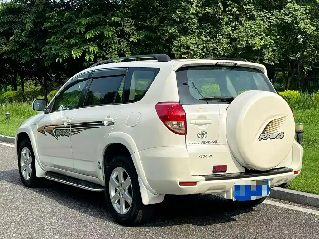 Toyota RAV4 — миниатюра 8