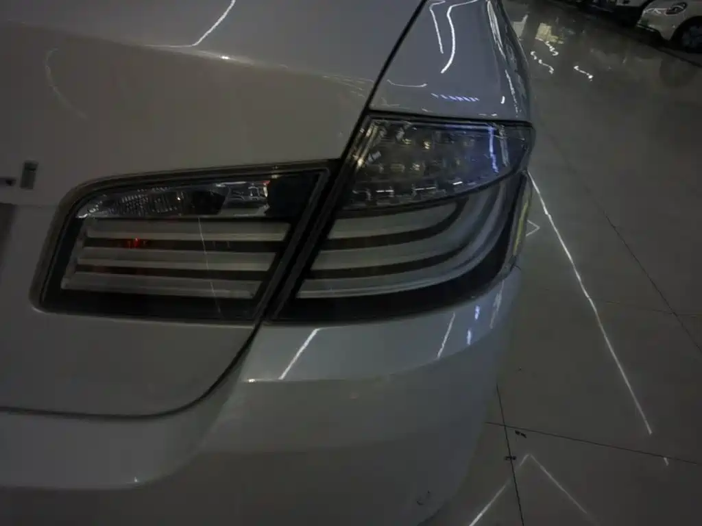 BMW 5 Series — миниатюра 8