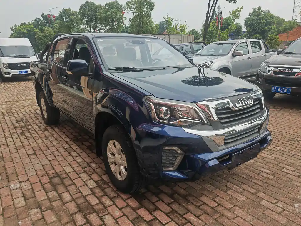 Isuzu RE-MAX 2025 2.4L MT Standard