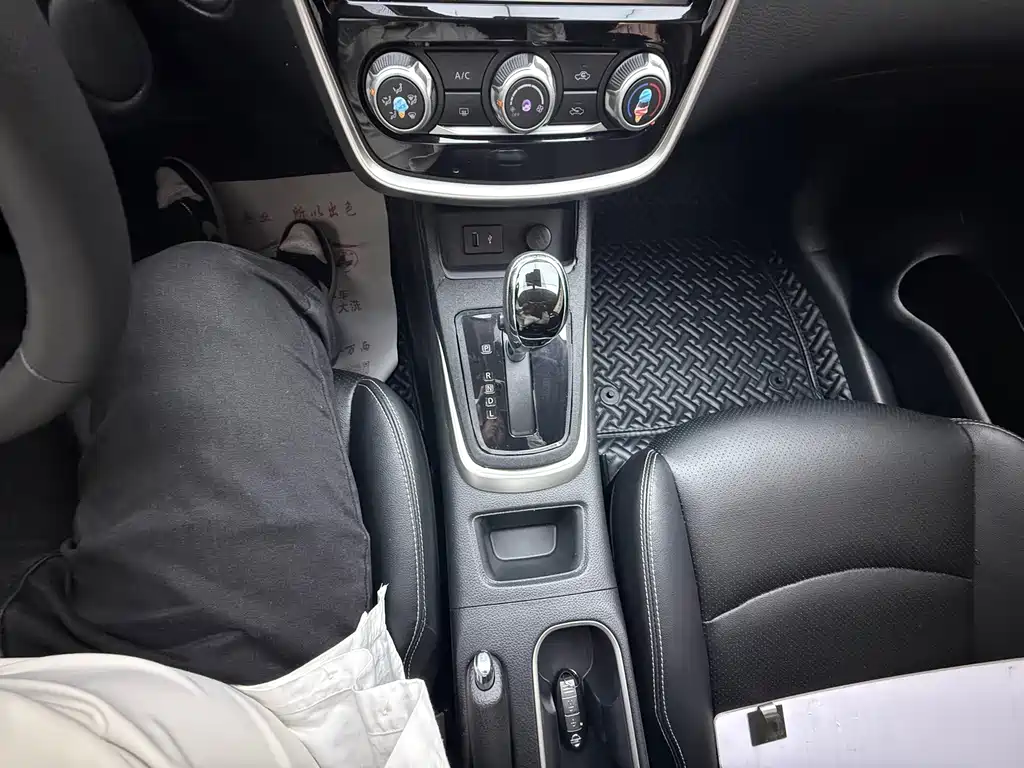 Nissan Tiida — миниатюра 19