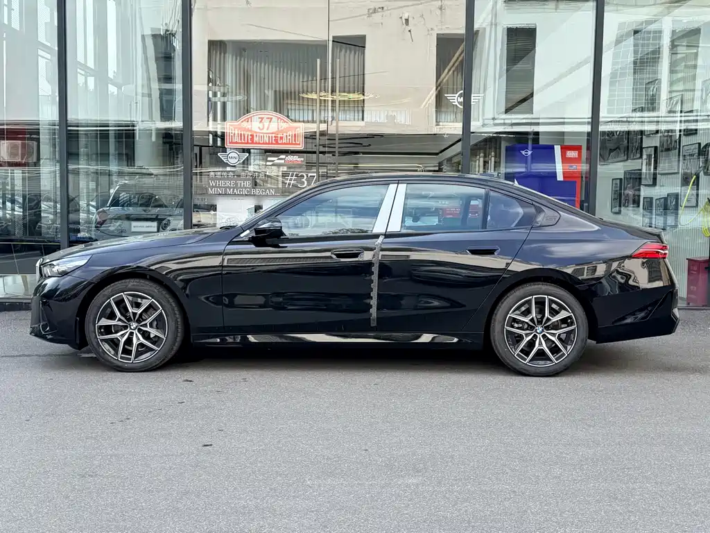 BMW 5 Series — миниатюра 6