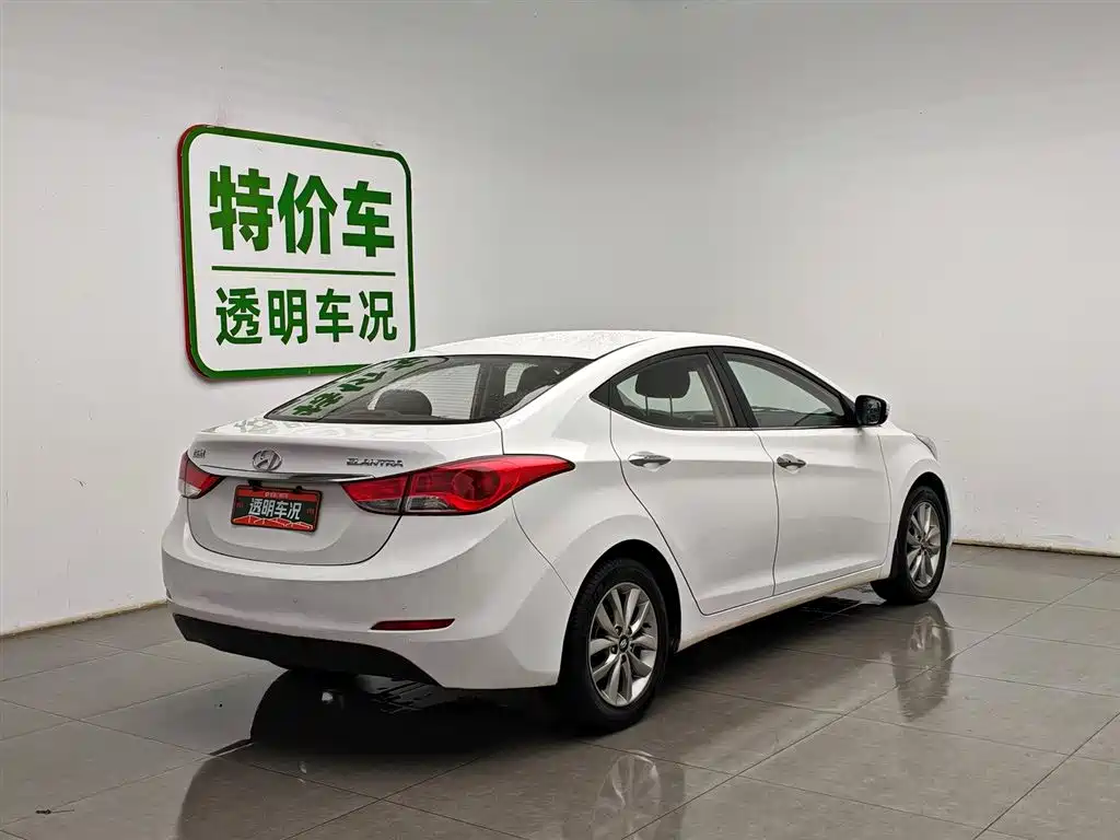 Hyundai Elantra 2015 1.6L MT Lead