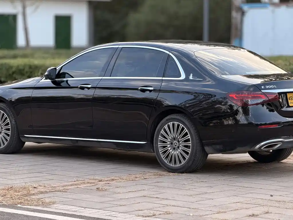 Mercedes-Benz E-Class — миниатюра 6