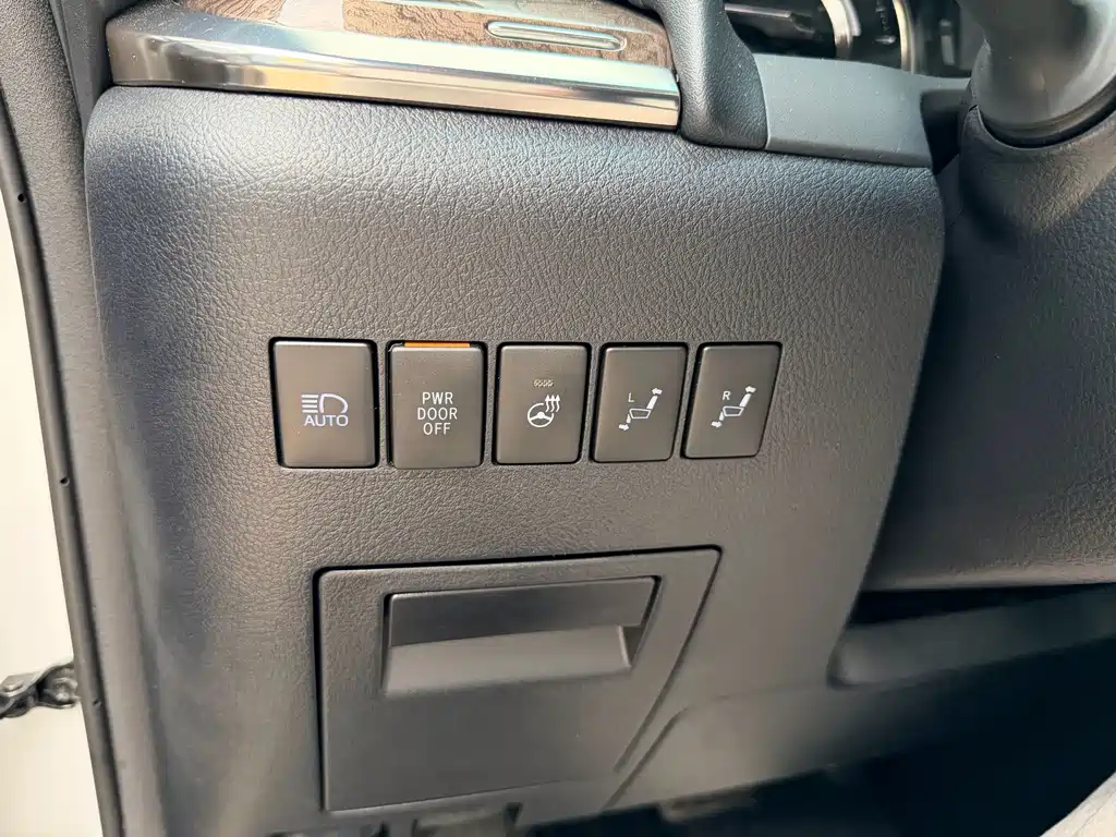 Toyota Alphard — миниатюра 15