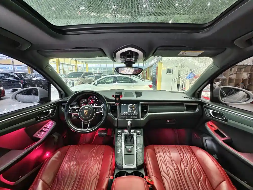 PORSCHE MACAN