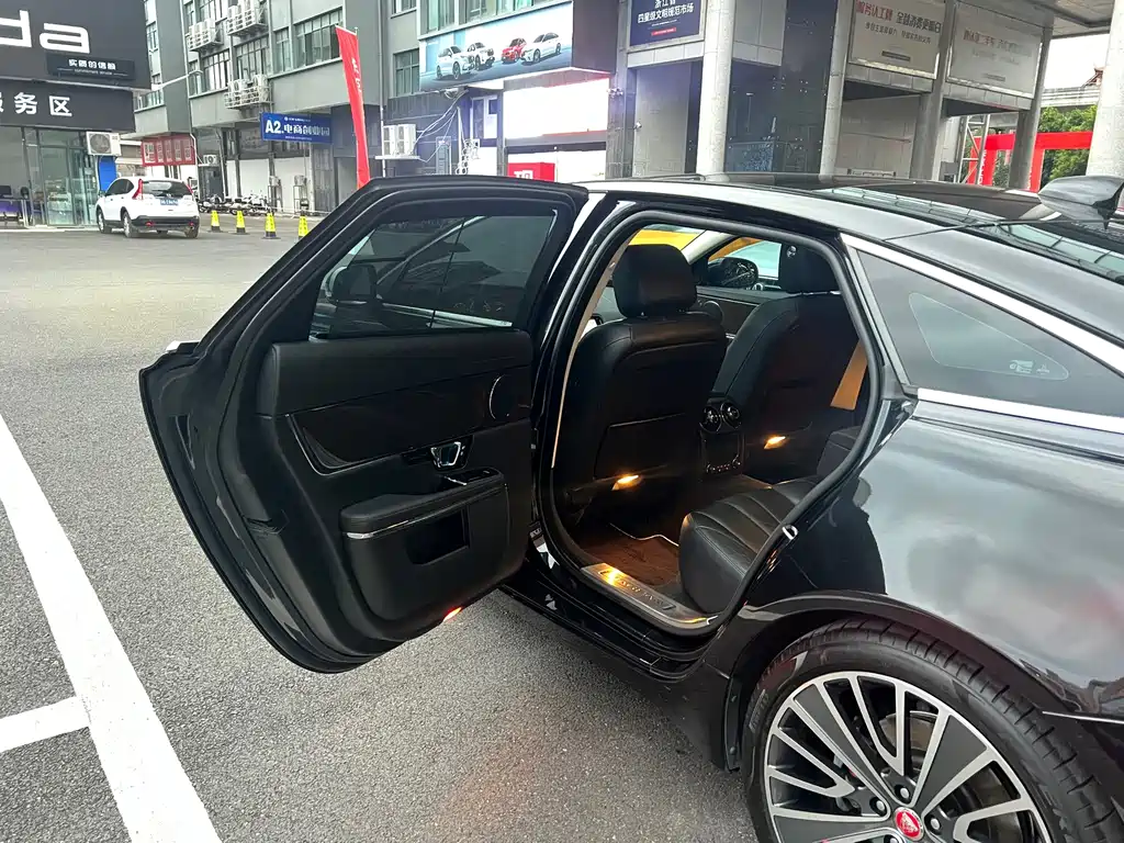 Jaguar XJ — миниатюра 10