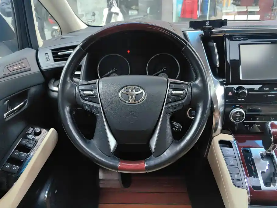 Toyota Alphard — миниатюра 15