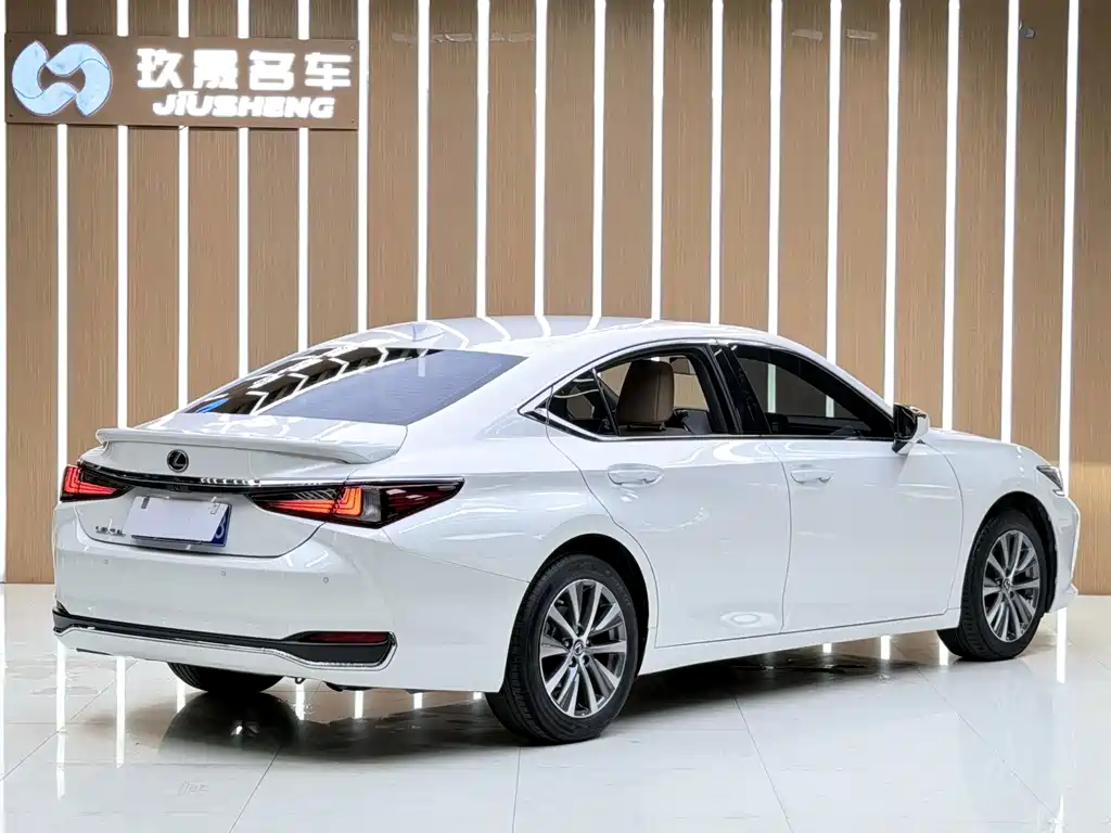 Lexus ES — миниатюра 22