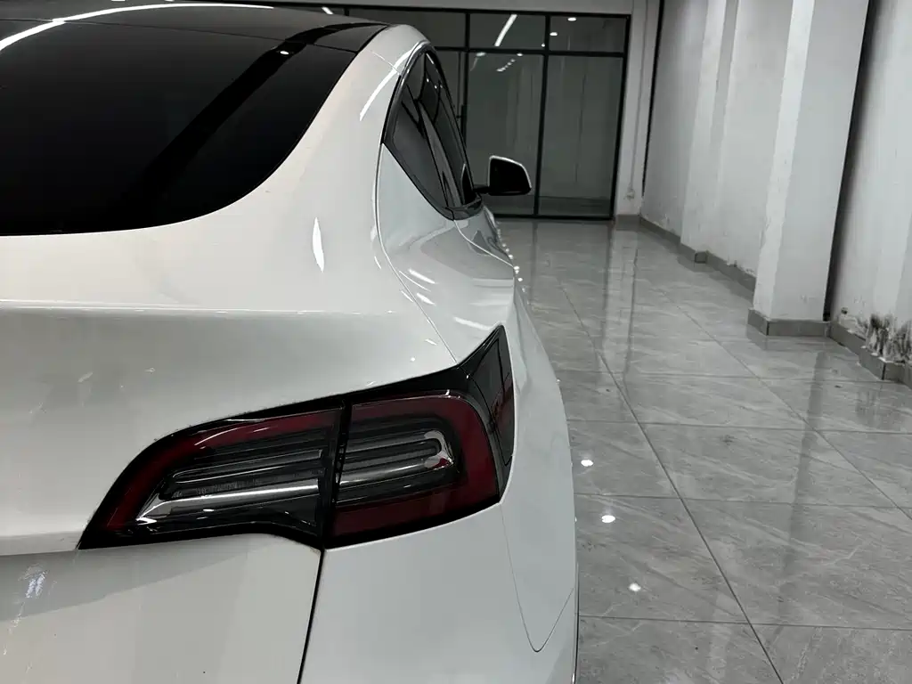 Tesla Model Y — миниатюра 17