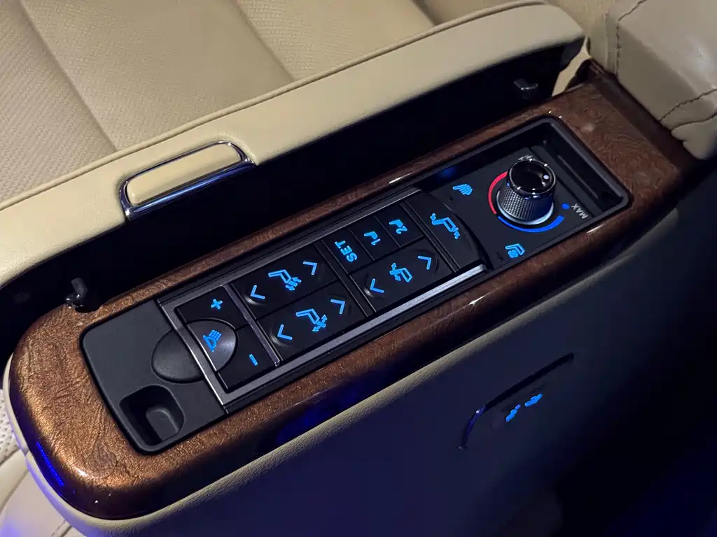Toyota Alphard — миниатюра 17