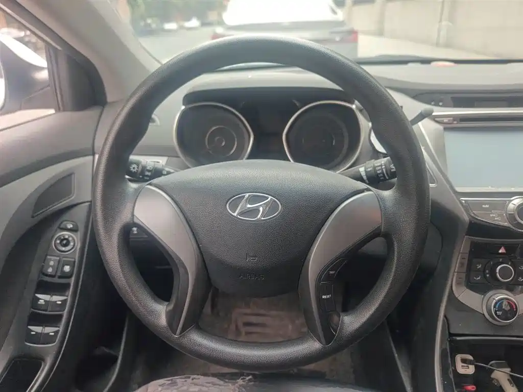 Hyundai Elantra 2015 1.6L MT Lead