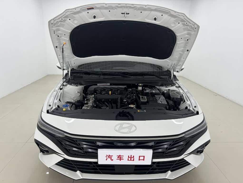 Hyundai Elantra 1.5 л 2023 г. Белый, пробег 15000 км
