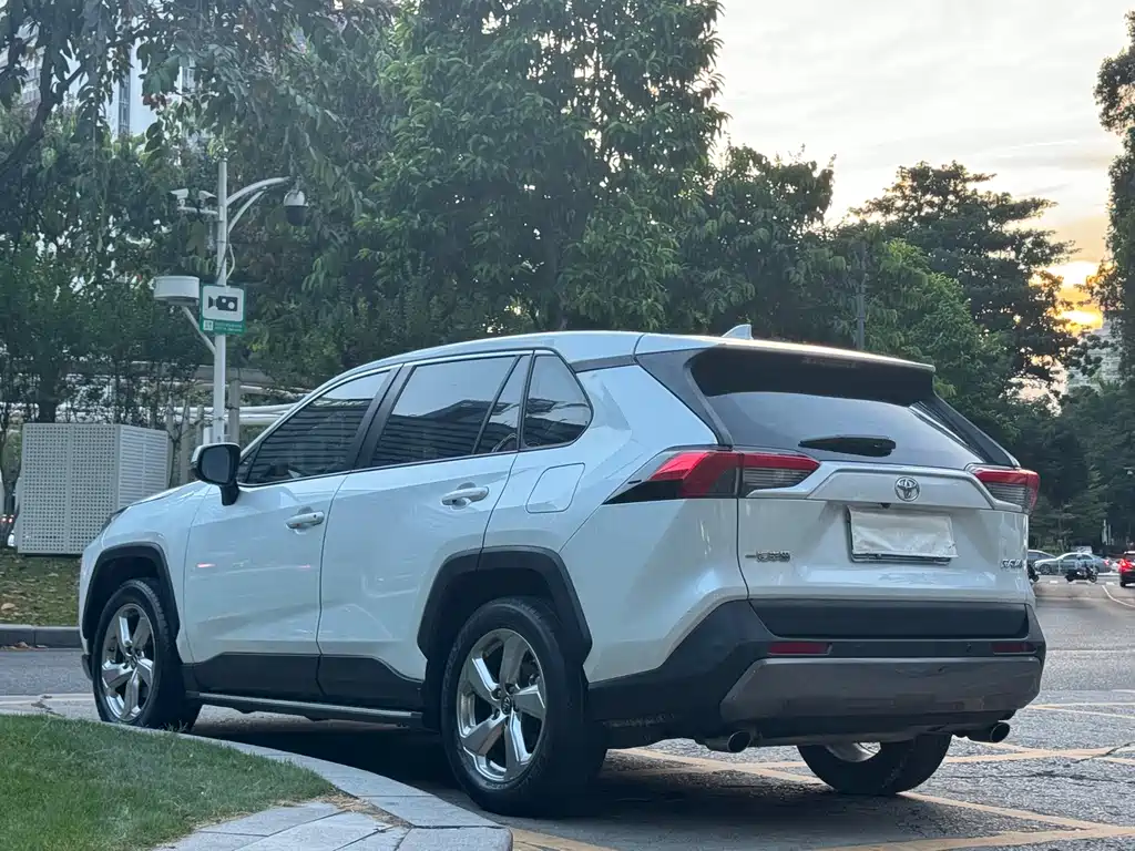 Toyota RAV4 — миниатюра 14