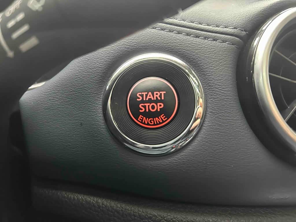 Nissan X-Trail 2.0 л 2025 г. Серебристо-серый, пробег 3000 км