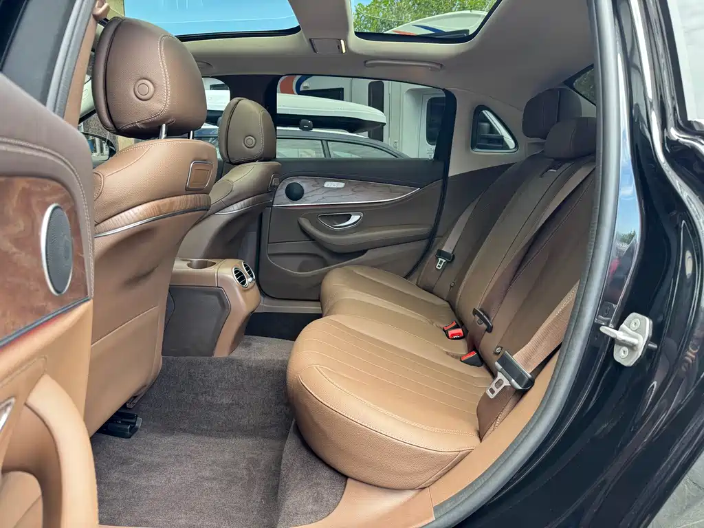 Mercedes-Benz E-Class — миниатюра 13
