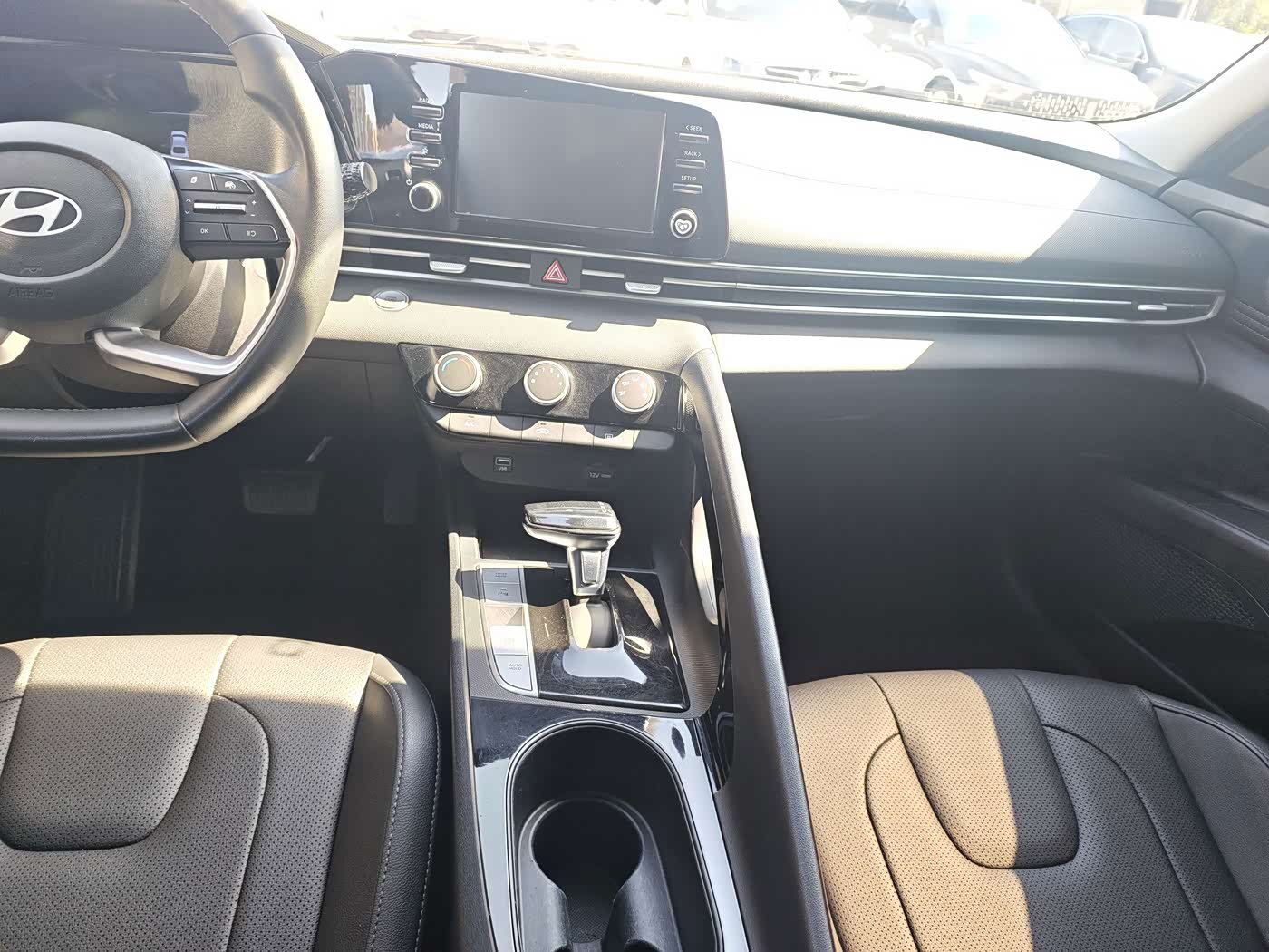 Hyundai Elantra 1.5 л 2024 г. Голубой, пробег 21000 км