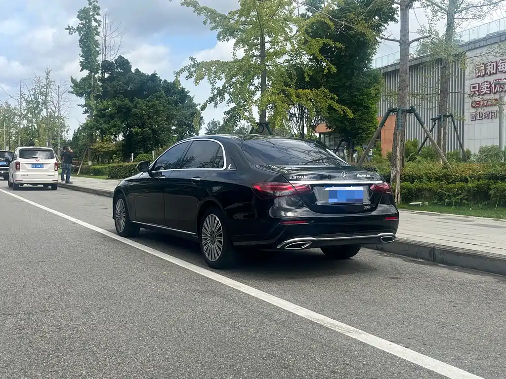 Mercedes-Benz E-Class — миниатюра 9