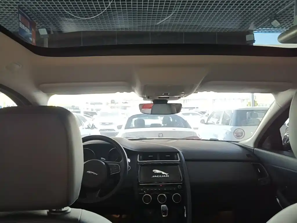 Jaguar E-PACE — миниатюра 18