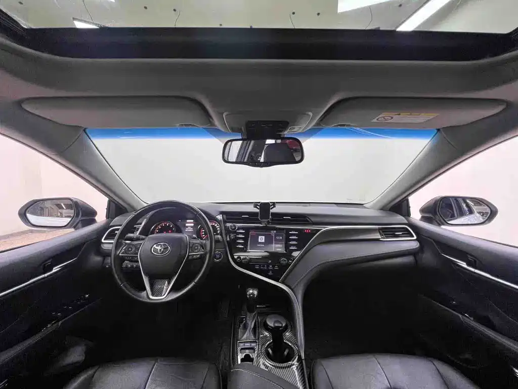 Toyota Camry — миниатюра 18