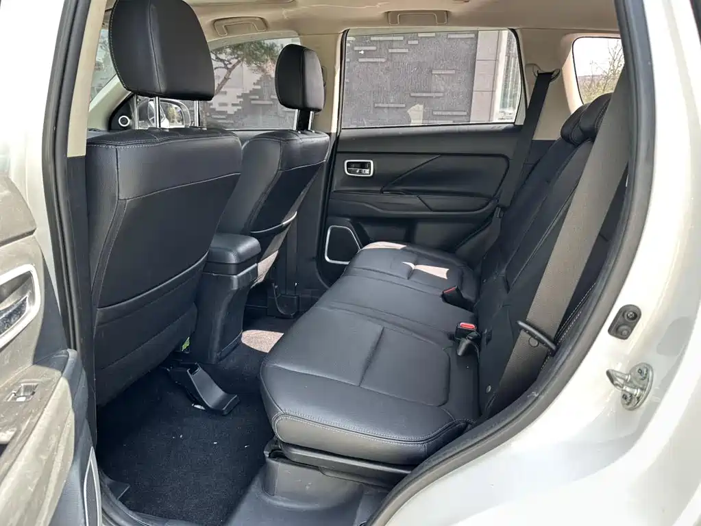 MITSUBISHI OUTLANDER